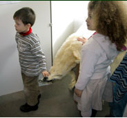 Kinder betrachten ein Lichtexperiment