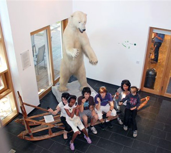 Eisbär und Schülergruppe